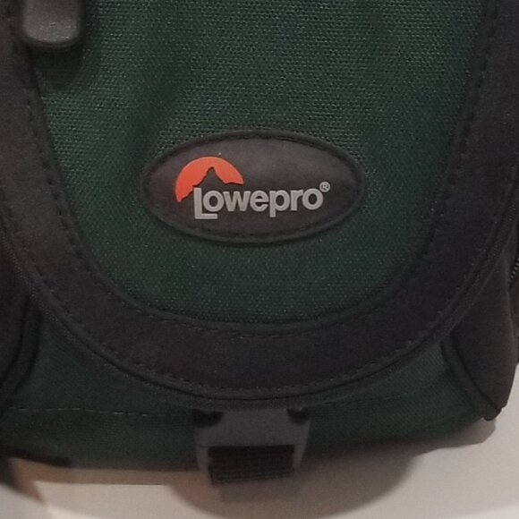 Lowepro Nova Micro AW Camera Shoulder Bag (Forest Green/Black), EUC - Picture 2 of 13